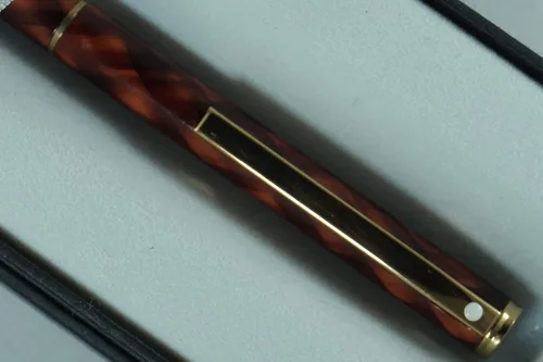 Miniatura 2 de Sheaffer Rare Made in the USA Signature Slim Classic Fashion entrecruzada Tartán a cuadros de madera roja Barril y tapa, y bolígrafo chapado en oro.