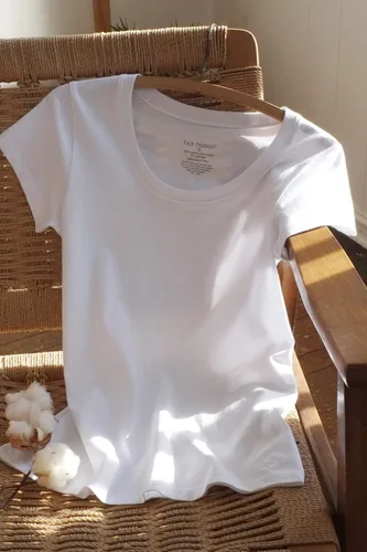 Miniatura 3 de Fair Indigo Camiseta de manga corta de algodón Pima orgánico con cuello redondo para mujer