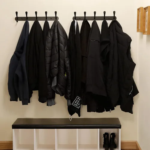 Miniatura 3 de SKOLOO Perchero de pared moderno, perchero de pared de metal con 5 ganchos, resistente riel de pared para colgar abrigos, chaquetas, ropa, Negro
