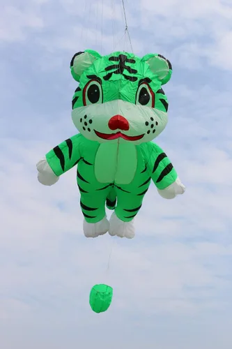 Miniatura 12 de Fullfar - Cometa inflable grande de tigre 3D para adultos, software de tela de nailon. 8.2 ft de largo, buena cometa para principiantes para Naranja