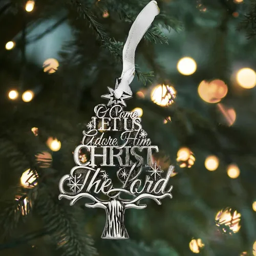 Miniatura 5 de Adorno colgante de Navidad grabado en forma de árbol de metal plateado con texto en inglés "O Come Let Us Adore Him Christ the Lord", 2.75 pulgadas