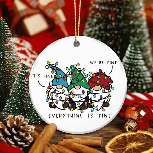 Miniatura 4 de Divertido adorno de gnomo 2025 – «Everything is Fine» gnomos enredados con luces – Lindo regalo de humor navideño para amigos, familiares