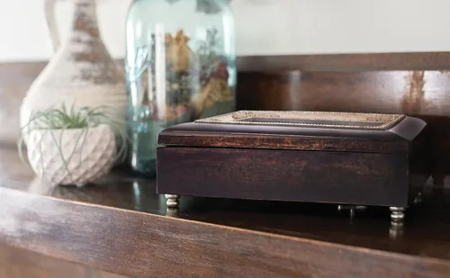 Miniatura 6 de Cottage Garden Good Friends are Like Stars Burlwood Jewelry Music Box reproduce para qué sirven los amigos