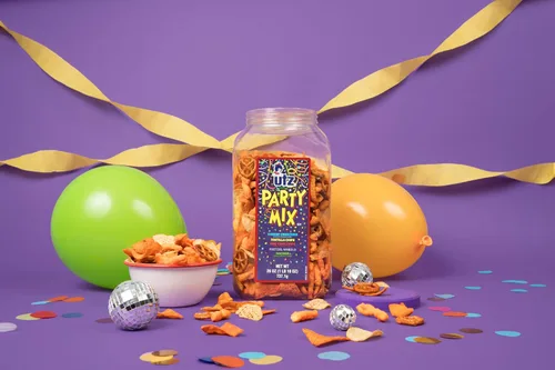 Miniatura 5 de Utz - Mix para fiestas en barril de 737,1 g (26 onzas). La sabrosa mezcla de picadillos incluye tortillas de maíz, tortillas de nachos, pretzels