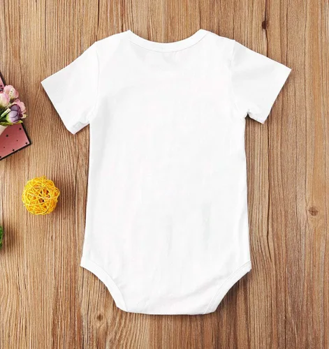 Miniatura 21 de Pañalero para bebé recién nacido, con frase en inglés “Got my mind on my momy”, color gris y blanco, talla 0-18M