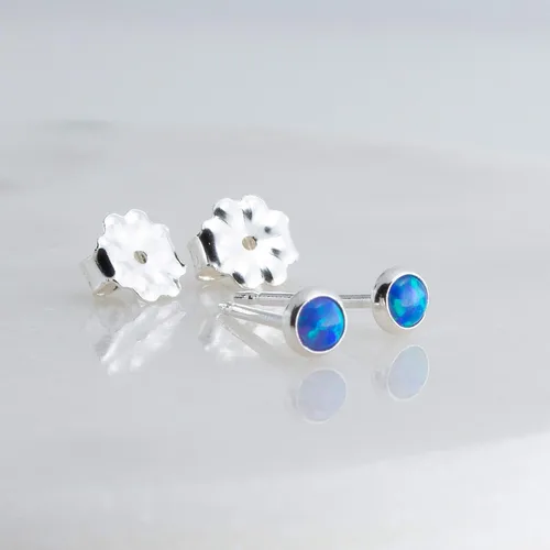 Miniatura 13 de Aretes pequeños de plata de ley para cartílago, tragus, hélix, múltiples piercings hipoalergénicos, piedra natal para mujer, juego de bisel