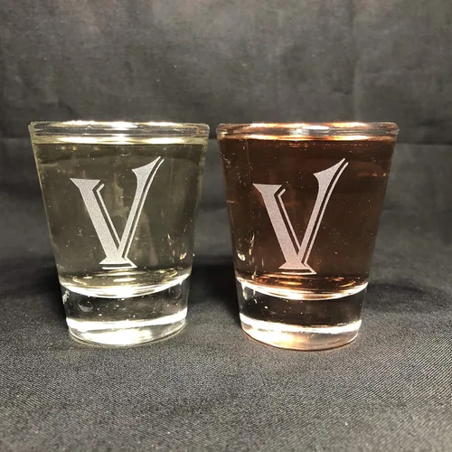 Miniatura 20 de Juego de 2 vasos de chupito con letras de monograma de 1.5 oz (B)