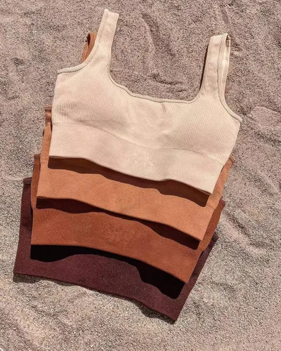 Miniatura 4 de OQQ Conjunto activo de 3 piezas para mujer, acanalado, sin costuras, cuello redondo, brasier deportivo de un hombro, pantalones cortos de cintura