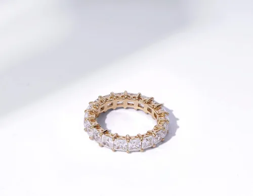 Miniatura 4 de Tienda Essentials Anillo de plata de ley con corte princesa hecho con circonita cúbica Infinite Elements (anteriormente colección Tienda)
