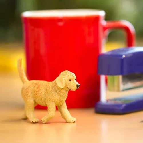 Miniatura 2 de Safari Ltd. Golden Retriever - Figura de cachorro pintada a mano, realista de 2.75 pulgadas, juguete divertido y educativo para niños, niñas y niños