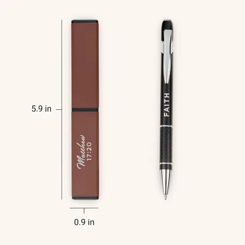 Miniatura 2 de Christian Art Gifts Bolígrafo de Punta de Bola Mediano Premium Retráctil con Escrituras Bíblicas en Estuche Protector Marrón para Hombres y Mujeres