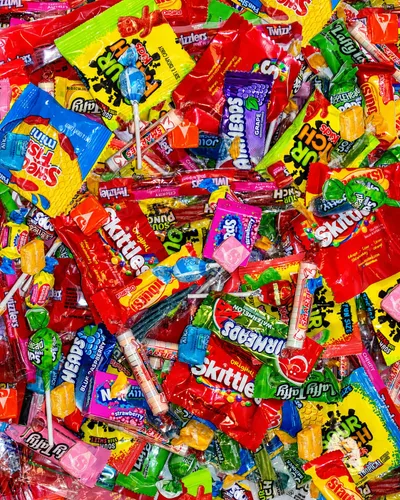 Paquete surtido de dulces a granel de 2 libras, aproximadamente 100 caramelos masticables y duros envueltos individualmente para fiestas, aulas,