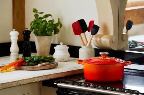Miniatura 7 de Le Creuset Horno holandés redondo de hierro fundido esmaltado, 2 cuartos de galón, Fuego Llama