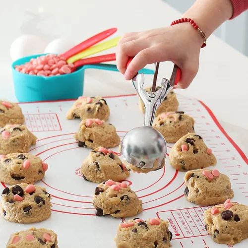 Miniatura 9 de Baketivity Juego de 31 herramientas para hornear para niños, utensilios de cocina reales para niños, accesorios de cocina seguros, duraderos y Set