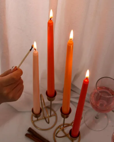 Miniatura 4 de Viyffo Paquete de 4 velas cónicas color naranja de 12 pulgadas, sin perfume, sin humo, largas y altas para candelabros, boda, decoración del hogar