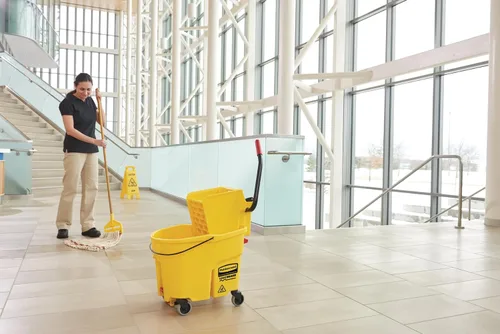 Miniatura 12 de Rubbermaid Commercial Products, WaveBrake - Cubo industrial comercial para fregona con prensa lateral en ruedas, 35 cuartos de galón, color amarillo