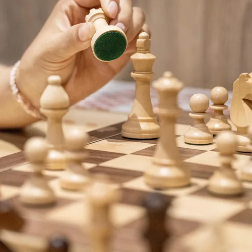 Miniatura 7 de A&A Juego de ajedrez y damas de madera plegable de 15 pulgadas para adultos / Piezas de ajedrez Staunton ponderadas de 3 pulgadas de altura del rey