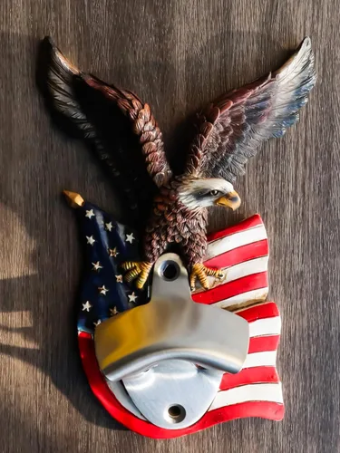 Miniatura 2 de Ebros Gift Country Patriotic USA Freedom se eleva con águila calva con alas abiertas que se posan en la pared de la bandera de EE. UU