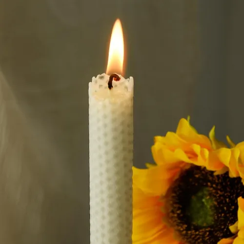 Miniatura 3 de Paquete de 4 velas cónicas de cera de abeja enrolladas a mano, sin goteo, aroma natural orgánico, 8 pulgadas en blanco hueso