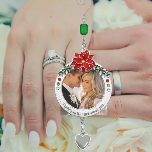 Miniatura 7 de Adorno de Navidad personalizado con tu foto familiar – La familia es el mejor regalo, adorno navideño con detalles de flor de pascua y acebo