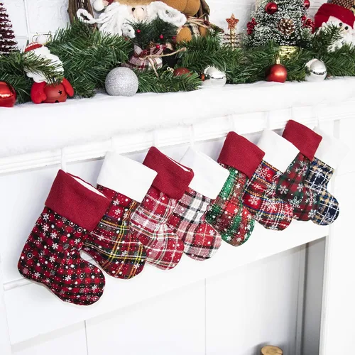 Juego de 8 mini adornos de calcetín de Navidad de 9 pulgadas con purpurina a cuadros con estampado de copos de nieve, bolsas de regalo para niños,