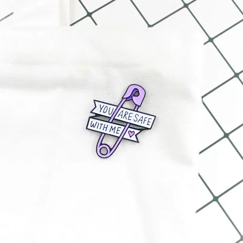 Miniatura 3 de Flairs New York - Broche de solapa esmaltado hecho a mano, Estás a salvo conmigo