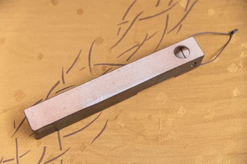 Miniatura 4 de Jarrón de pared fabricado en Japón, jarrón de pared de cerámica japonés para un solo tallo, diseño minimalista de Wabi-Sabi, acabado natural al