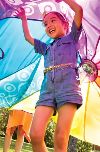 Miniatura 2 de B. toys Woo - Paracaídas Hue! - Deportes al aire libre - Juega paracaídas con 15 bolas coloridas - 12 asas - Tienda de viento de 8 pies - Juegos al