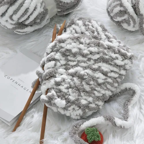 Miniatura 4 de HOMBYS Hilo Grueso de Chenilla Esponjoso para Tejer a Mano, Hilo Suave y Ligero Grueso Jumbo para Manta Gruesa, Paquete de 8, Blanco y Gris