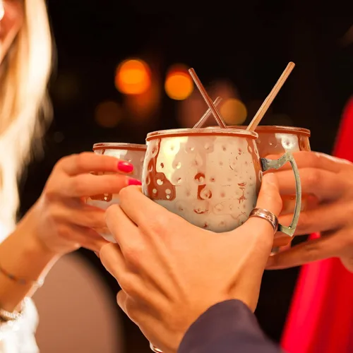 Miniatura 7 de Artisan's Anvil Tazas para Moscow Mule con pajitas, cómodo asa de latón, fabricadas en acero inoxidable, forma martillada original, recubiertas