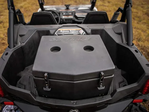 SuperATV Can-Am Maverick - Enfriador de rastro aislado para Can-Am Maverick Trail 700/800/1000 2018+ | Capacidad de 30 litros | Tapón de drenaje