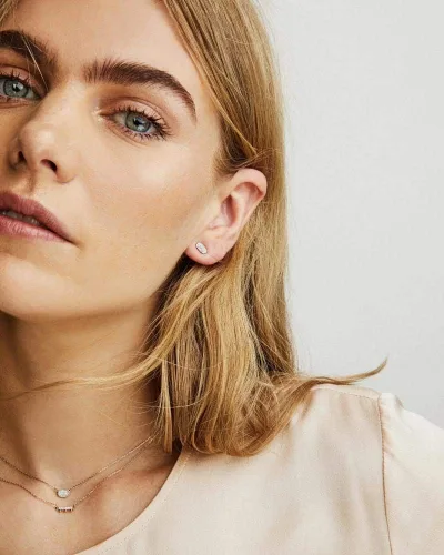 Miniatura 3 de Kendra Scott Aretes Marisa con diamantes blancos en oro de 14 k, joyería fina para mujer