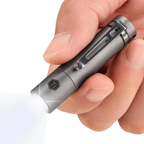 Miniatura 9 de KeyUnity KF03 Linterna Nano de Titanio, Celda de Botón LR44 100 Lúmenes 5W LED Linterna de Llavero para Uso Diario (KF03 Granallado)