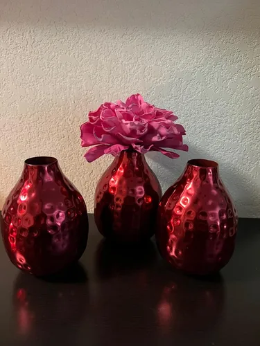 Miniatura 7 de Hosley Juego de 3 jarrones de metal de 4.5 pulgadas de alto, acabado rojo, decoración floral contemporánea para arreglos florales, elegantes Acabado