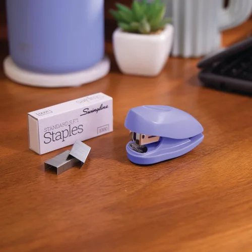 Miniatura 2 de Swingline Minigrapadora, Tot, capacidad para 12 hojas, incluye removedor de grapas integrado y 1000 grapas estándar, morado - S7079173 Púrpura