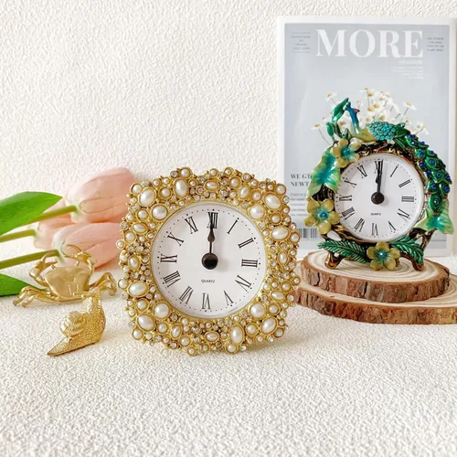Miniatura 6 de Silent Mini Reloj de Mesa Analógico Vintage con Cuerpo de Metal con Perlas Sintéticas y Núcleo Sin Tictac Operado por Batería para Estante