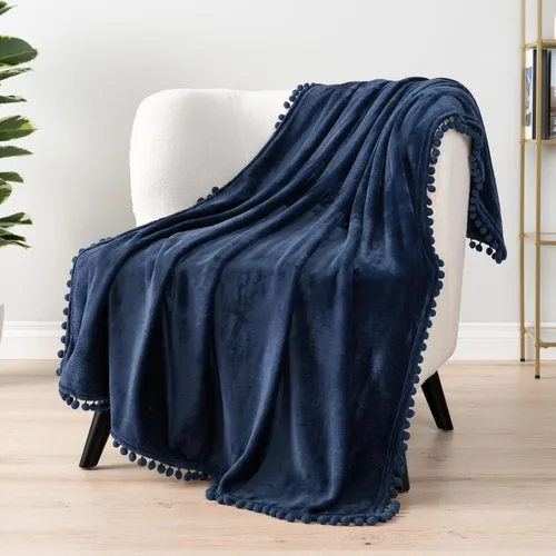 PAVILIA Manta de forro polar para sofá con flecos de pompones, azul marino, manta de franela suave y acogedora para sofá cama, manta de felpa ligera