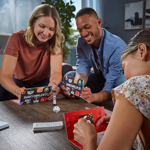 Miniatura 7 de Hasbro Gaming Scattergories Juego Clásico, Juego de Fiesta para Adultos y Adolescentes de 13 Años en Adelante, Juego de Mesa para 2+ Jugadores