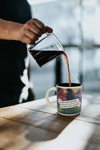 Miniatura 3 de Taza cambiante ante el calor, de Bob Ross - Agregue líquidos calientes y emerge una escena - viene en caja de regalo divertida
