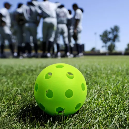 Miniatura 7 de Paquete de 16 pelotas de béisbol de plástico, bolas huecas para práctica de bateo ligera, pelotas de entrenamiento para interiores y exteriores