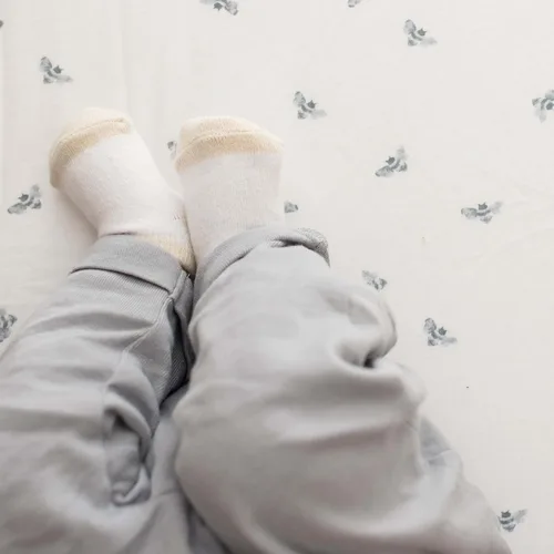 Miniatura 4 de Burt's Bees Baby Calcetines unisex para bebé, altura hasta el tobillo o tripulación, hechos con algodón orgánico suave, 6 paquetes con agarres