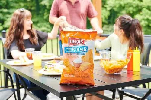 Miniatura 2 de Herr's Papas fritas cheddar y crema agria, 2.75 onzas (paquete de 24 bolsas) - Papas fritas saladas con sabor cheddar y cremoso - Ideal