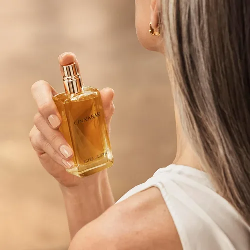 Miniatura 3 de Estée Lauder Cinnabar Eau de Parfum en espray con notas de jazmín, flor de naranja y clavo Perfumes para mujer, 1.7 onzas líquidas