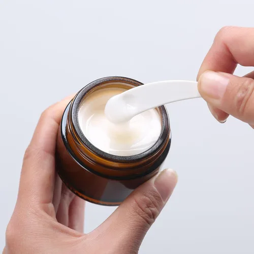 Miniatura 2 de 2oz Frasco de vidrio ámbar de tamaño para viajes, 4 piezas de envases vacíos para loción cosmética con tapa negra y espátula, frasco mini pequeño