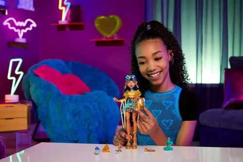Miniatura 2 de Muñeca Monster High Cleo De Nile con blusa dorada y falda de capas, incluye cobra mascota Hissette y accesorios como mochila, snack y pergamino