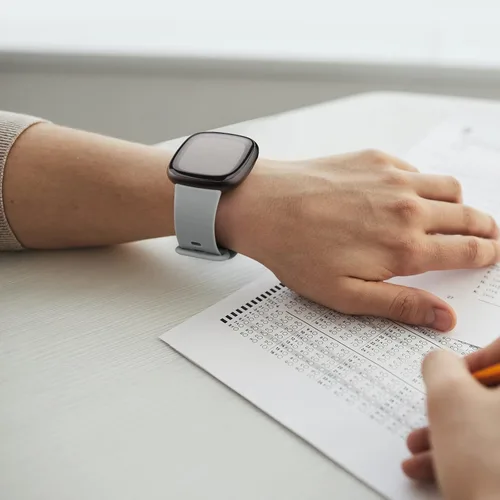Miniatura 5 de Paquete de 3 bandas de silicona para Fitbit Sense bandas Fitbit Versa 3 bandas para mujeres y hombres, correas deportivas suaves clásicas