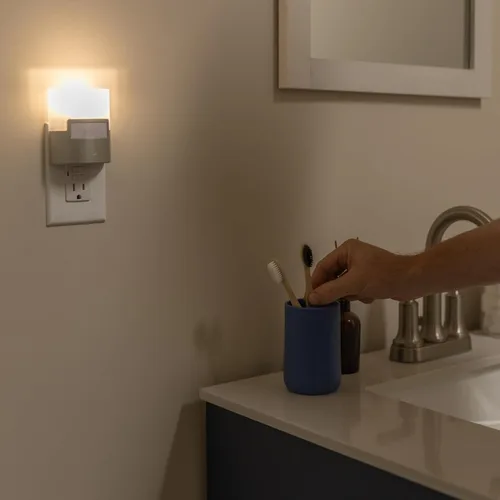 Miniatura 6 de GE - Luz nocturna LED con sensor de movimiento, enchufable a la pared, 40 lúmenes, blanco suave, certificada UL, eficiencia energética, luz nocturna
