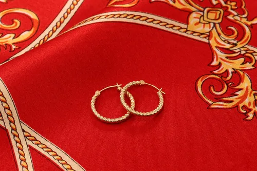 Miniatura 7 de Pendientes de aro redondos texturizados en espiral de oro amarillo de 14 quilates, 0.079 in de grosor