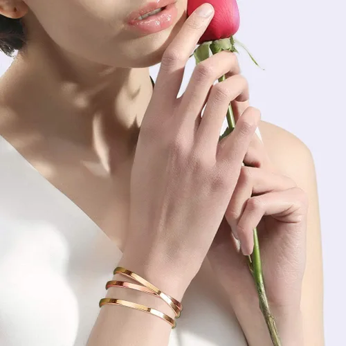 Miniatura 7 de Lolalet Paquete de 2 pulseras ovaladas delgadas para novia esposa mamá chapado en oro rosa de 18 quilates pulseras de amor para parejas acabado