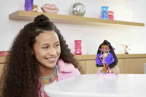 Miniatura 2 de Barbie Extra Minis Muñeca #1 (5.5 pulgadas) con vestido estampado de chispas y abrigo peludo con soporte para muñeca y accesorios, incluyendo micro